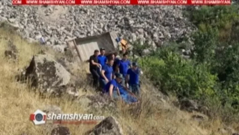 Ողբերգական դեպք Կոտայքի մարզում. КамАЗ-ը մոտ 80 մետր գլորվելով՝ հայտնվել է ձորակում