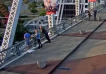 ՏԵՍԱՆՅՈՒԹ. Ամերիկացի ռոք երաժիշտը փրկել է անծանոթ կնոջ կյանքը, ով ցանկացել է նետվել կամրջից