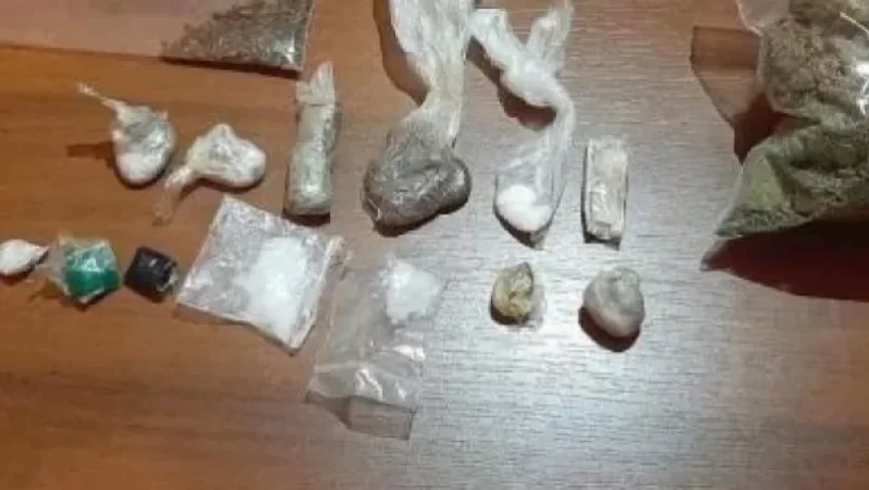 Դատարանից ՔԿՀ վերադառնալուց հետո կալանավորին խուզարկել են. մեջքին «սկոչով» ամրացված 17 փաթեթ թմրանյութ են գտել