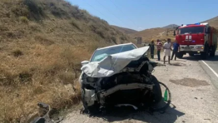 «Nissan»-ը և «Toyota»-ն բախվել են իրար․ վերջինս ընկել է ճամփեզրի բետոնե ջրատարի մեջ․ տուժածներ կան