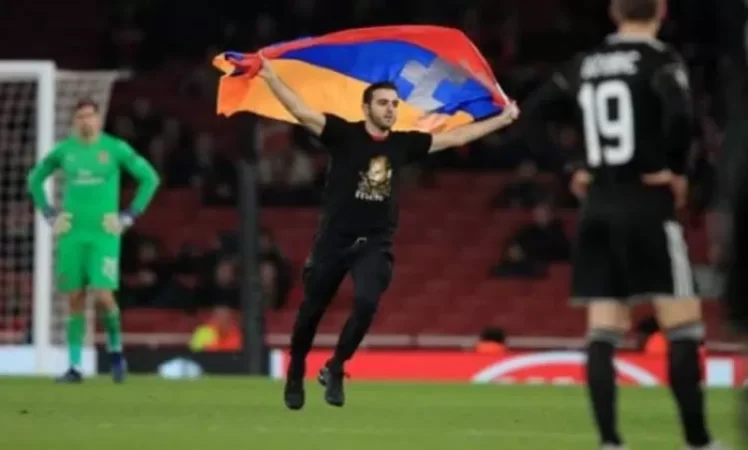 Արսենալ-Ղարաբաղ․ Հայ երկրպագուն Արցախի դրոշով ներխուժել է խաղադաշտ