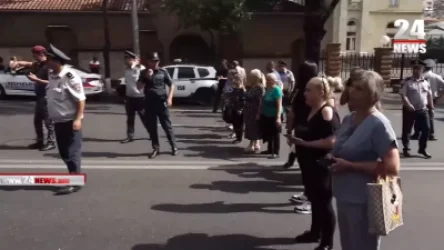 ՏԵՍԱՆՅՈՒԹ․ Լարված իրավիճակ՝ Բաղրամյան պողոտայում․ անհետ կորած և գերի ընկած զինծառայողների հարազատները բողոքի ակցիա են անում