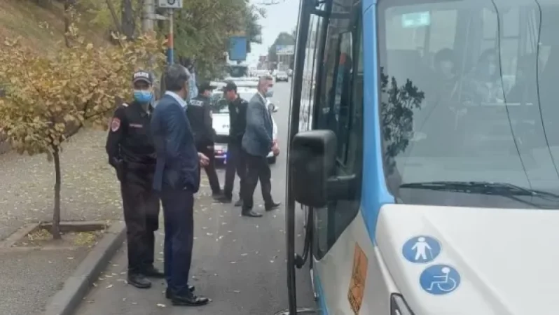 Քիչ առաջ կանգնեցրեցին 55 համարի երթուղայինը և ուղևորներին իջեցրեցին․ «Հրապարակ»