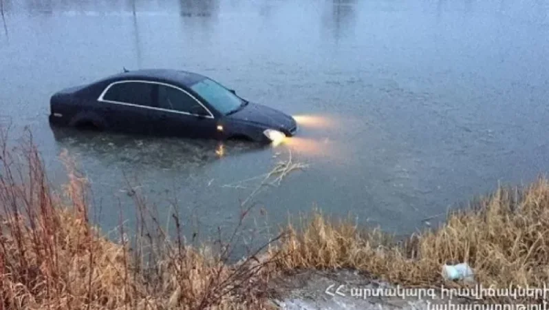 Սևան-Ծովագյուղ ավտոճանապարհին մեքենան դուրս է եկել երթևեկելի հատվածից և մասամբ հայտնվել լճում