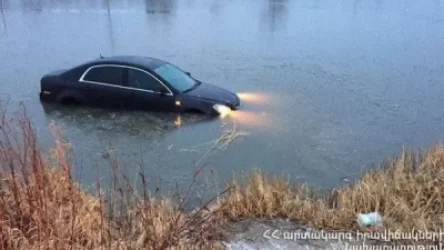 Սևան-Ծովագյուղ ավտոճանապարհին մեքենան դուրս է եկել երթևեկելի հատվածից և մասամբ հայտնվել լճում