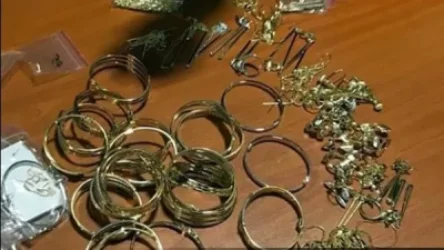 24-ամյա աղջիկը Արտաշատում ապրող մտերմուհու տանը հյուրնկալվելիս գողացել է տանտիրուհու ոսկեղենը (տեսանյութ)