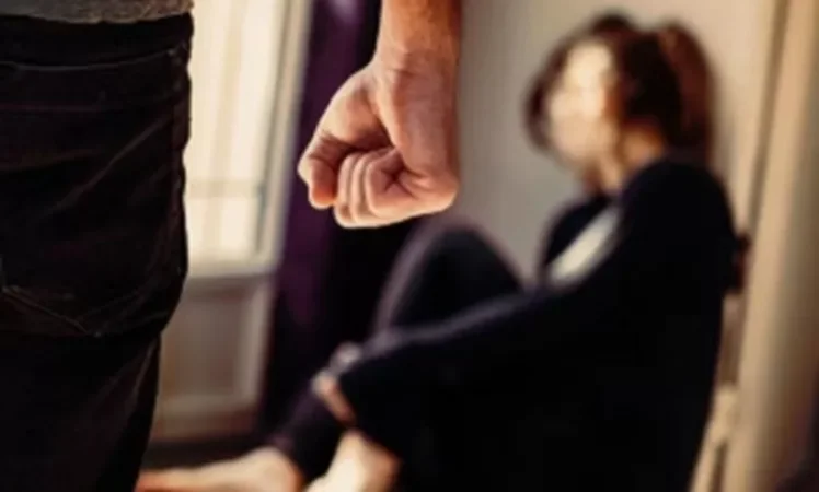 Մազերից քաշել, գցել գետնին 4-5 անգամ ու բռունցքով հարվածել նրա դեմքին․ ՔԿ