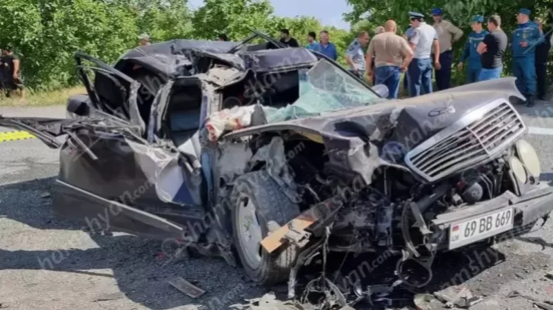 Mersedes-ը մխրճվել է կայանված Зил-ի հետնամասի մեջ. զոհ կա