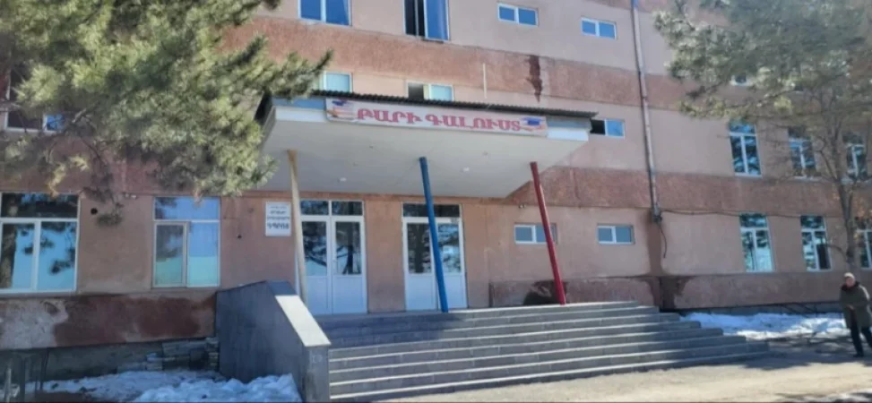 Տղան հետ է նայել ու թռել` ցած. մանրամասներ` Ջրվեժի դպրոցում տեղի ունեցածից