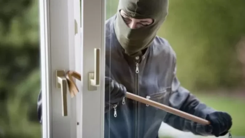 Ընկերոջ հետ երկաթե ձողով բացել են փականն ու 6 մլն դրամի գողություն արել. ՔԿ