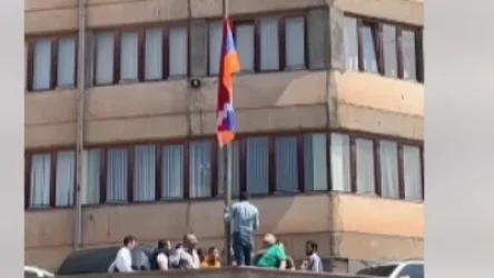 ՏԵՍԱՆՅՈՒԹ․ ԵՊԲՀ ուսանողները բուհի տարածքում բարձրացրել են Արցախի դրոշն ու անժամկետ դասադուլ հայտարարել