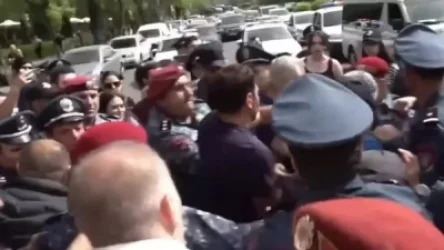 Ոստիկանները բռնի ուժով բերման ենթարկեցին Սայաթ Շիրինյանին