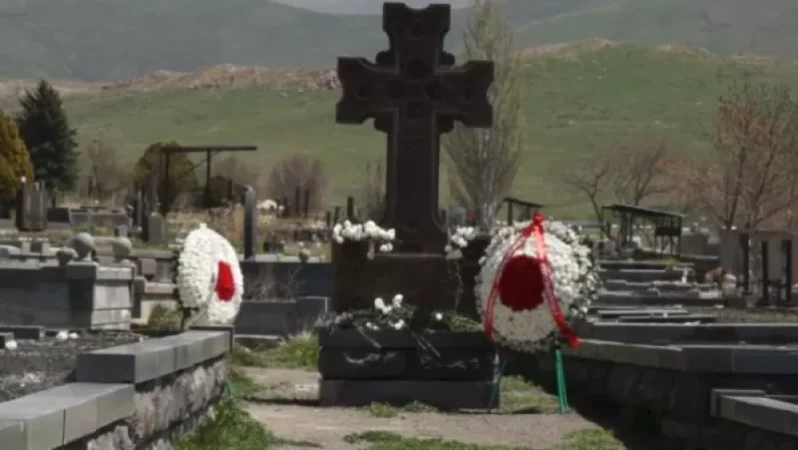 Լոռու բնակիչը Ստեփանակերտի քաղաքային գերեզմանոցից 151 ծաղկեպսակ է գողացել, փորձել ՀՀ տեղափոխել դրանց կոնստրուկցիաները