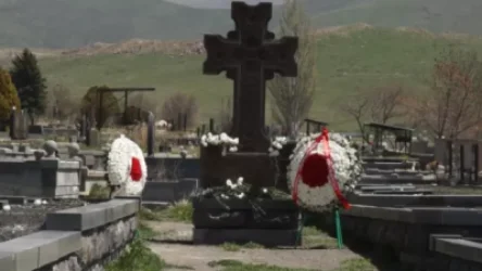 Լոռու բնակիչը Ստեփանակերտի քաղաքային գերեզմանոցից 151 ծաղկեպսակ է գողացել, փորձել ՀՀ տեղափոխել դրանց կոնստրուկցիաները