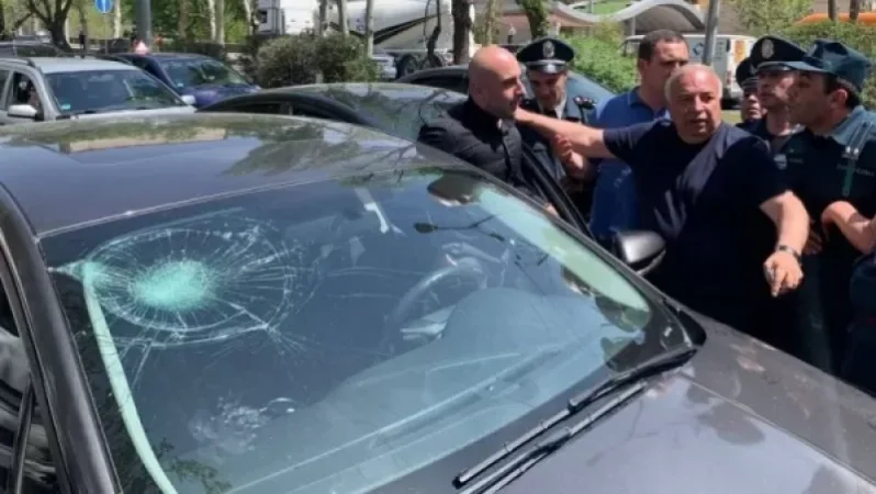 Ոստիկանները կոտրել են ճանապարհը փակած քաղաքացու մեքենայի դիմապակին