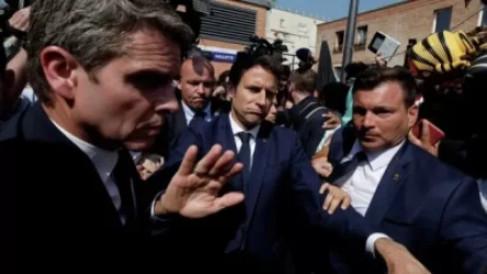 ՏԵՍԱՆՅՈՒԹ․ Մակրոնի վրա լոլիկներ են նետել