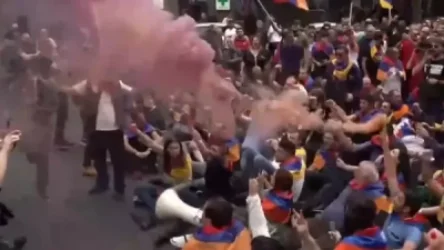 ՏԵՍԱՆՅՈՒԹ․ Նստացույց ու գունավոր ծուխ կառավարության շենքի մոտ