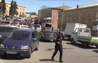 ՏԵՍԱՆՅՈՒԹ․ Նոյեմբերյանում գերլարված է. հրելով հեռացնում են ԵԿՄ Տավուշի ղեկավարի մեքենան