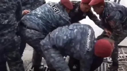 ՏԵՍԱՆՅՈՒԹ․ «Հլը առաջ անցեք»․ կարմի բերետավորները բերման ենթարկեցին ակցիայի մասնակիցներին