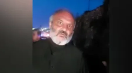 ՏԵՍԱՆՅՈՒԹ. Ոստիկանները փորձում էին հեռացնել Բագրատ Սրբազանին, ուժ կիրառում մյուսների նկատմամբ