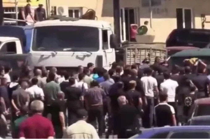 Մանրամասներ Նոյեմբերյանում տեղի ունեցած միջադեպից և ԵԿՄ մեքենայով քաղաքացիներին վնասվածքներ հասցնելու դեպքից