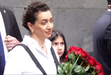 ՏԵՍԱՆՅՈՒԹ․ Աննա Հակոբյանը դստեր հետ Ծիծեռնակաբերդում է․ մարդիկ վանկարկում են «Նիկոլ ցեղասպան»