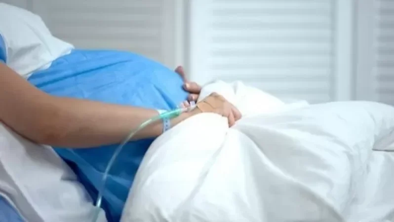 Pregnant Woman Gives Birth Alone to Already Deceased Fetus in Maternity Ward; On-duty Doctor Did Not Provide Assistance