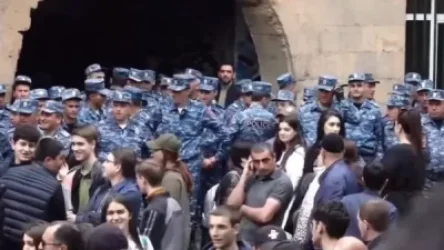 ՏԵՍԱՆՅՈՒԹ․ ԵՊՀ արևելագիտության ֆակուլտետի դեկանը միացավ ցուցարարներին. Իշխան Սաղաթելյան