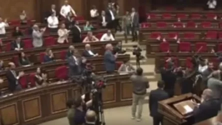 ՏԵՍԱՆՅՈՒԹ․ Խառնաշփոթ իրավիճակ ԱԺ-ում՝ վարչապետի ելույթի ժամանակ