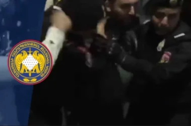 Երևանի կենտրոնում հանրահավաքի մասնակից կինը բռունցքով հարվածել է ոստիկանի գլխին, նա ձերբակալվել է․ ՔԿ