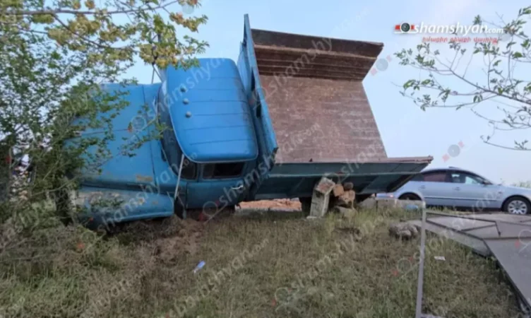 Խոշոր ավտովթար՝ Արագածոտնում․ բախվել են «SHACMAN» և «ZIL» մակնիշի բեռնատարները․ վերջինը կողաշրջվել է