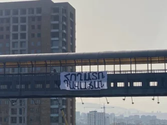 ԼՈՒՍԱՆԿԱՐՆԵՐ․ «Հողատու», «Նզովյալ», «Դավաճան» գրությամբ պաստառներ՝ Երևանի վարչական շրջաններում