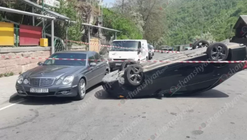 Ավտովթար՝ Տավուշում. Դիլիջանում «Toyota»-ն բախվել է կայանված «Mercedes»-ին ու գլխիվայր շրջվել