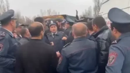 ՏԵՍԱՆՅՈՒԹ․ Քաղաքացիները բեռնատարներով փակել են Սևան-Երևան մայրուղին. իրավիճակը լարվեց