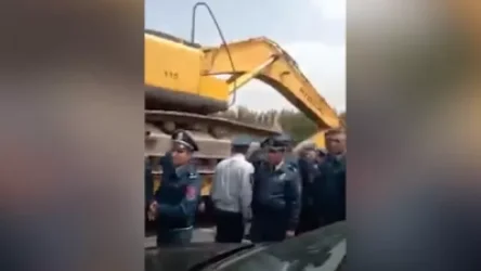 ՏԵՍԱՆՅՈՒԹ. Նորատուսցիները գյուղատնտեսական ծանր տեխնիկայով փակել են Երևան եկող ճանապարհը