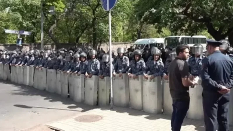 Փաշինյանը երեկ կառավարական առանձնատուն է շարժվել «ավտոմատավոր» ԱԱԾ-ականների վազքի ներքո. Խամոյան