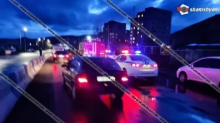 Խոշոր ավտովթար Հրազդանում. Toyota-ն բախվել է բետոնե արգելապատնեշներին և կողաշրջվել. կա վիրավոր. Shamshyan .com