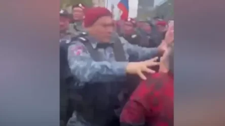 ՏԵՍԱՆՅՈՒԹ.  Ոստիկանն ագրեսիվ կերպով հարձակվում է տարիքով կնոջ վրա