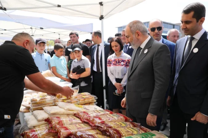 ԼՈՒՍԱՆԿԱՐՆԵՐ. Փաշինյանը հետևել է Գավառի հրապարակում քյուֆթայի և փախլավայի պատրաստման վարպետաց դասին