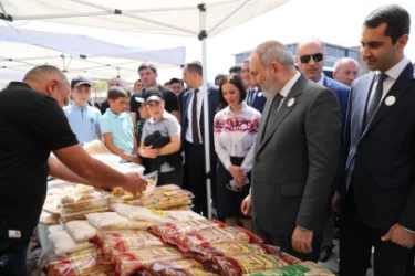 ԼՈՒՍԱՆԿԱՐՆԵՐ. Փաշինյանը հետևել է Գավառի հրապարակում քյուֆթայի և փախլավայի պատրաստման վարպետաց դասին