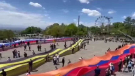 ՏԵՍԱՆՅՈՒԹ. Երևանում Z տառն են կազմել ՀՀ-ի, ՌԴ-ի դրոշներով և Գեորգիևյան ժապավենով