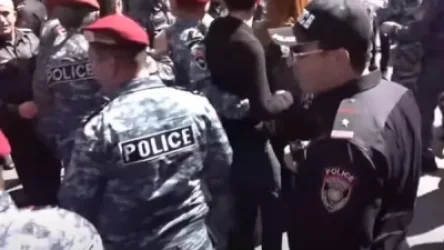 ՏԵՍԱՆՅՈՒԹ․ «Կարմիր բերետավորները» բերման ենթարկեցին Աբովյան–Արամի փողոցում կանգնած քաղաքացիներին