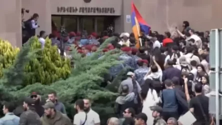 ՏԵՍԱՆՅՈՒԹ․ Երևանի քաղաքապետարանի շենքի մոտ լարված իրավիճակ է