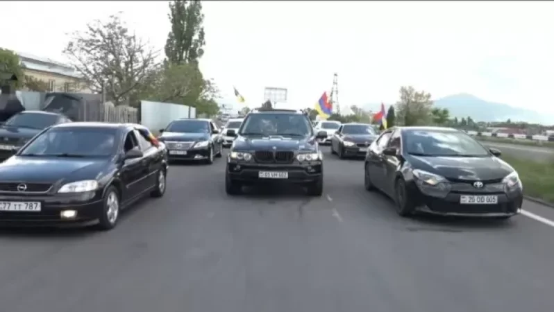 Մեկնարկեց ընդդիմադիրների ավտոերթը․ մասնակիցներից մեկը հայտնել է, որ այսօր անակնկալներ են սպասում վարչապետին