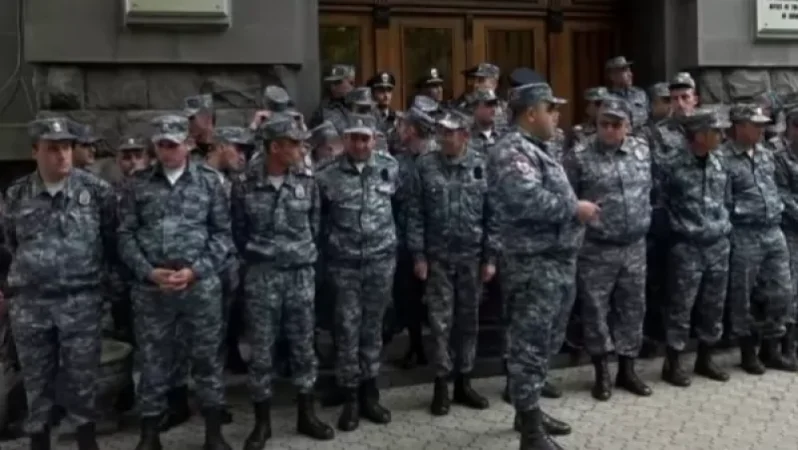 Ընդդիմությունը երթով գնում են դատախազության մոտ, որտեղ ոստիկանական մեծ ուժեր են կենտրոնացվել