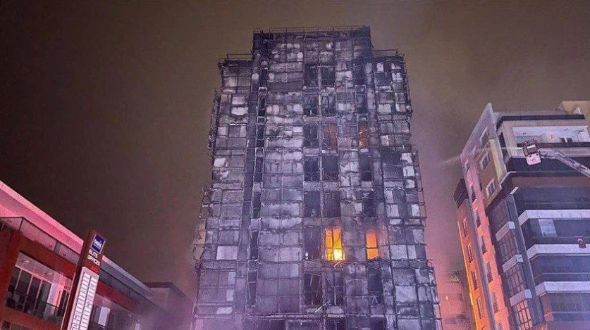 ՏԵՍԱՆՅՈՒԹ. Թուրքիայում ամբողջությամբ 10 հարկանի շենք է այրվել