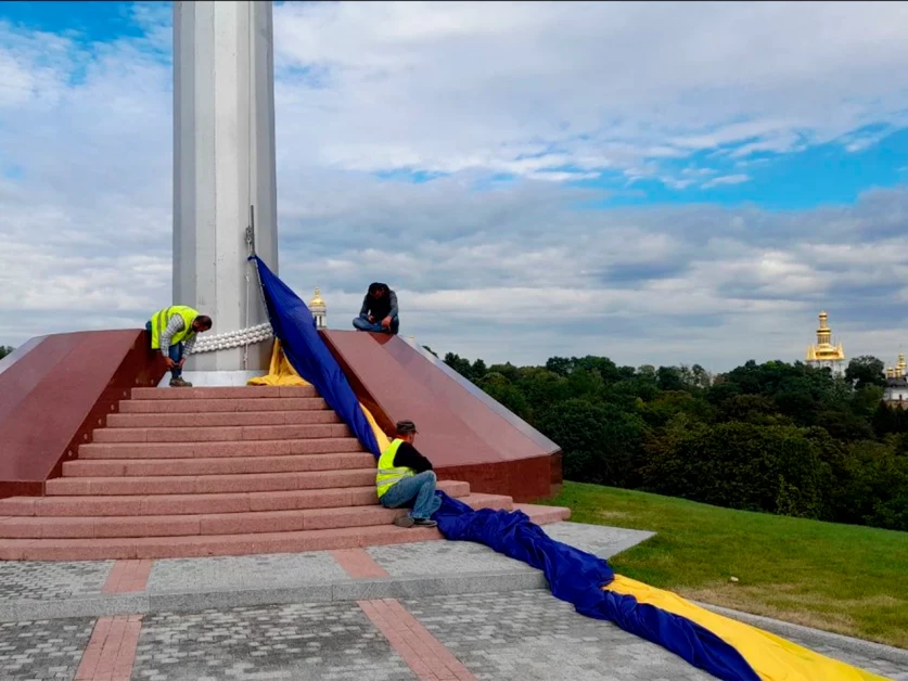ՏԵՍԱՆՅՈՒԹ. Կիևում ուժեղ քամիների հետևանքով պատռվել է Ուկրաինայի ամենամեծ դրոշը