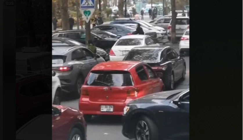 ՏԵՍԱՆՅՈՒԹ. Մեծ խցանում Երևանի Բուզանդ փողոցում. մեքենան կանգնեցրել են ճանապարհի մեջտեղում ու հեռացել