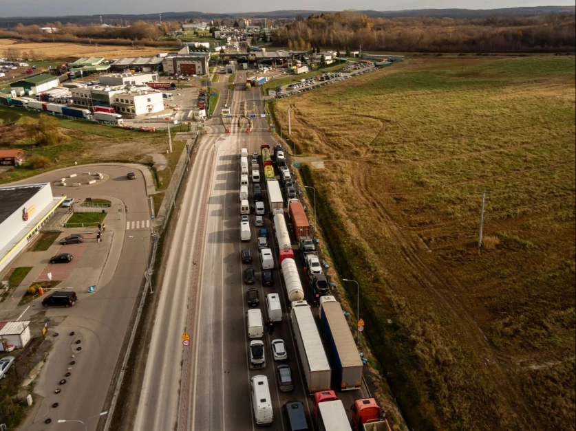 «Խայտառակ շրջափակումից վարորդներ են մահանում». 3500 բեռնատար՝ Լեհաստանի և Ուկրաինայի սահմանին