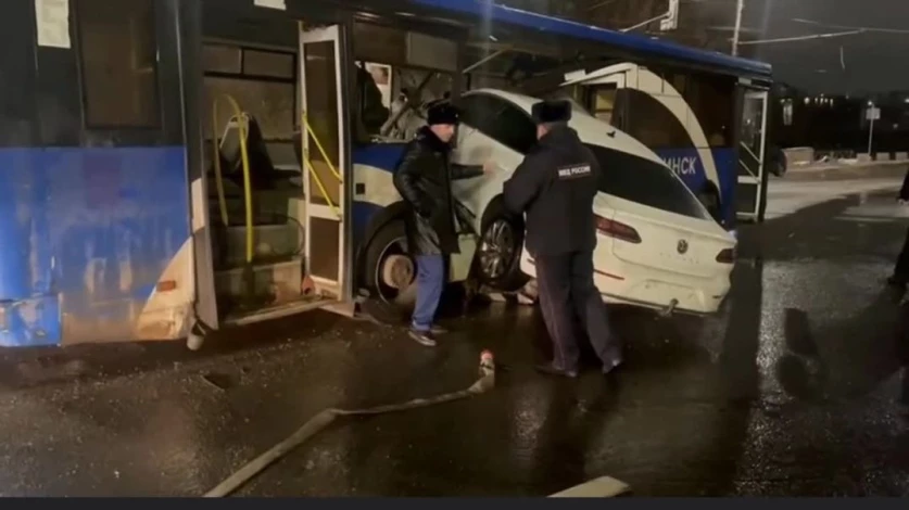 ՏԵՍԱՆՅՈՒԹ․ Ինչպես է ՌԴ-ում մեքենան մեծ արագությամբ մխրճվում մարդատար ավտոբուսի մեջ․ կան տուժածներ